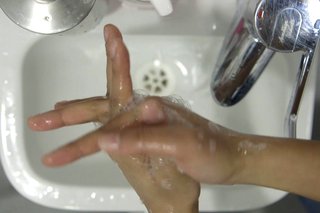 imagine de curățare între degete peste chiuvetă