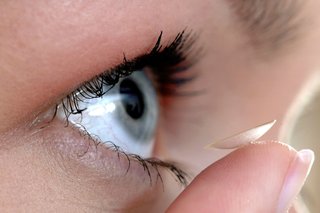Primul obiectiv al lentilelor de contact este pus în ochi