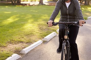 Femeie pe bicicletă