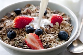Mic dejun cu cereale cu fructe și lapte