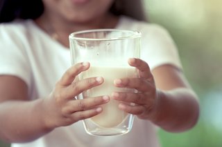 Laptele este una dintre cele mai bune băuturi pentru copiii mici