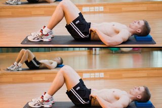 Două poze. Sus: Bărbat pe spate, în poziția de început a întăririi abdominale. Partea de jos: omul care face întinderea abdominală profundă.