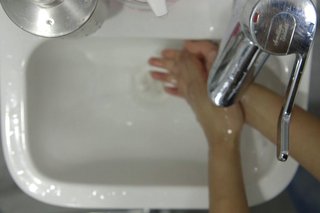 imagine a clătirii mâinilor în chiuvetă