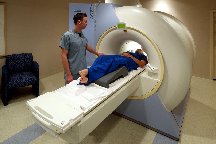 Imagine cu o persoană care are scanare RMN