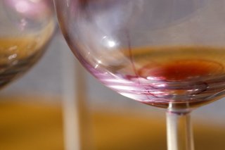 O imagine cu un pahar de vin gol