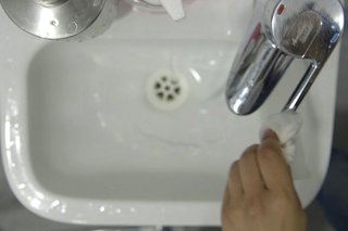 imagine de a opri robinetul folosind un prosop de unică folosință