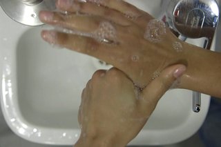 imaginea curățării degetului mare deasupra chiuvetei