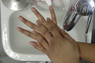 imagine de curățare între degete peste chiuvetă