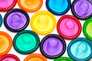 O selecție de prezervative de diferite culori