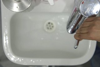imagine de la robinetul de pornire în chiuvetă