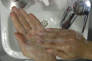 imagine de curățare a palmei stângi peste chiuvetă